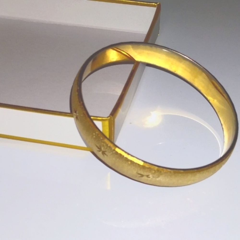 Vtg. MONET goldtone bangle bracelet